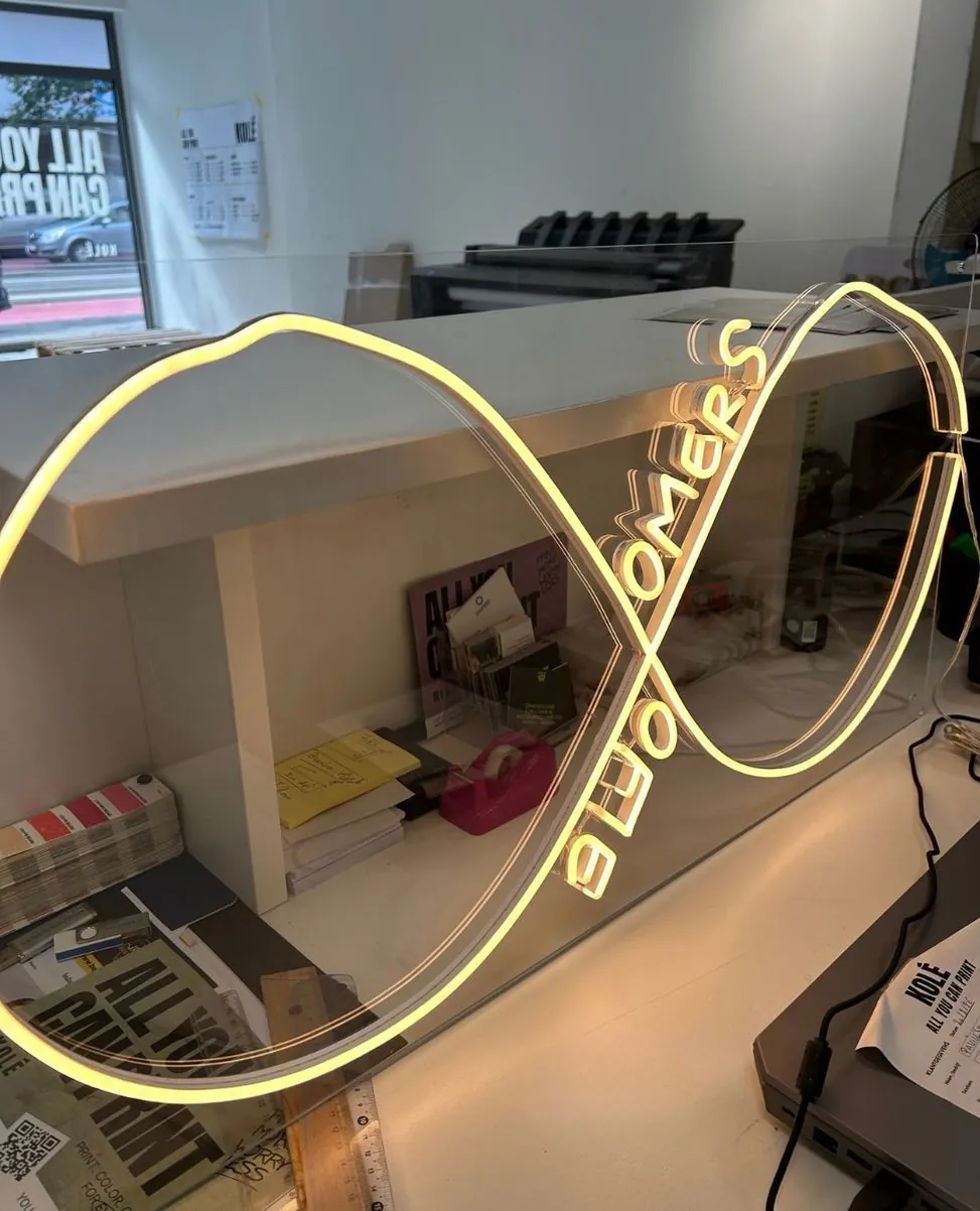 Neon sign voor Bloomers