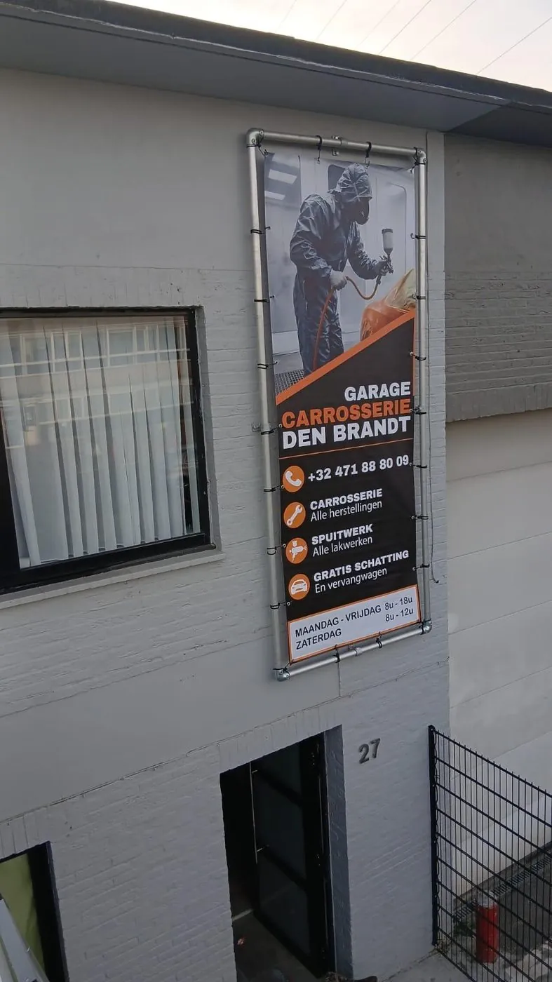 Spandoek in frame voor Garage Den Brandt