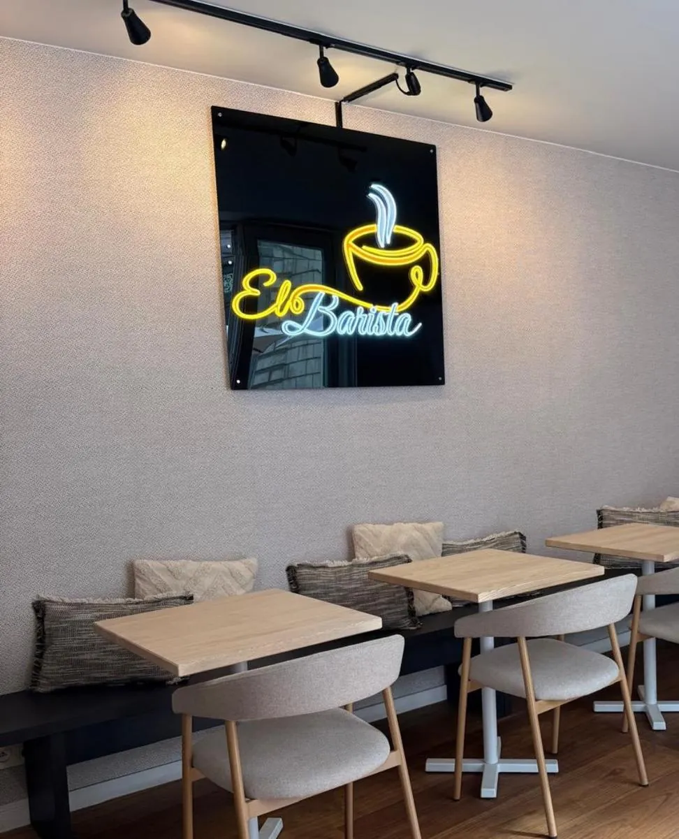 Neon op plexi voor El Barista