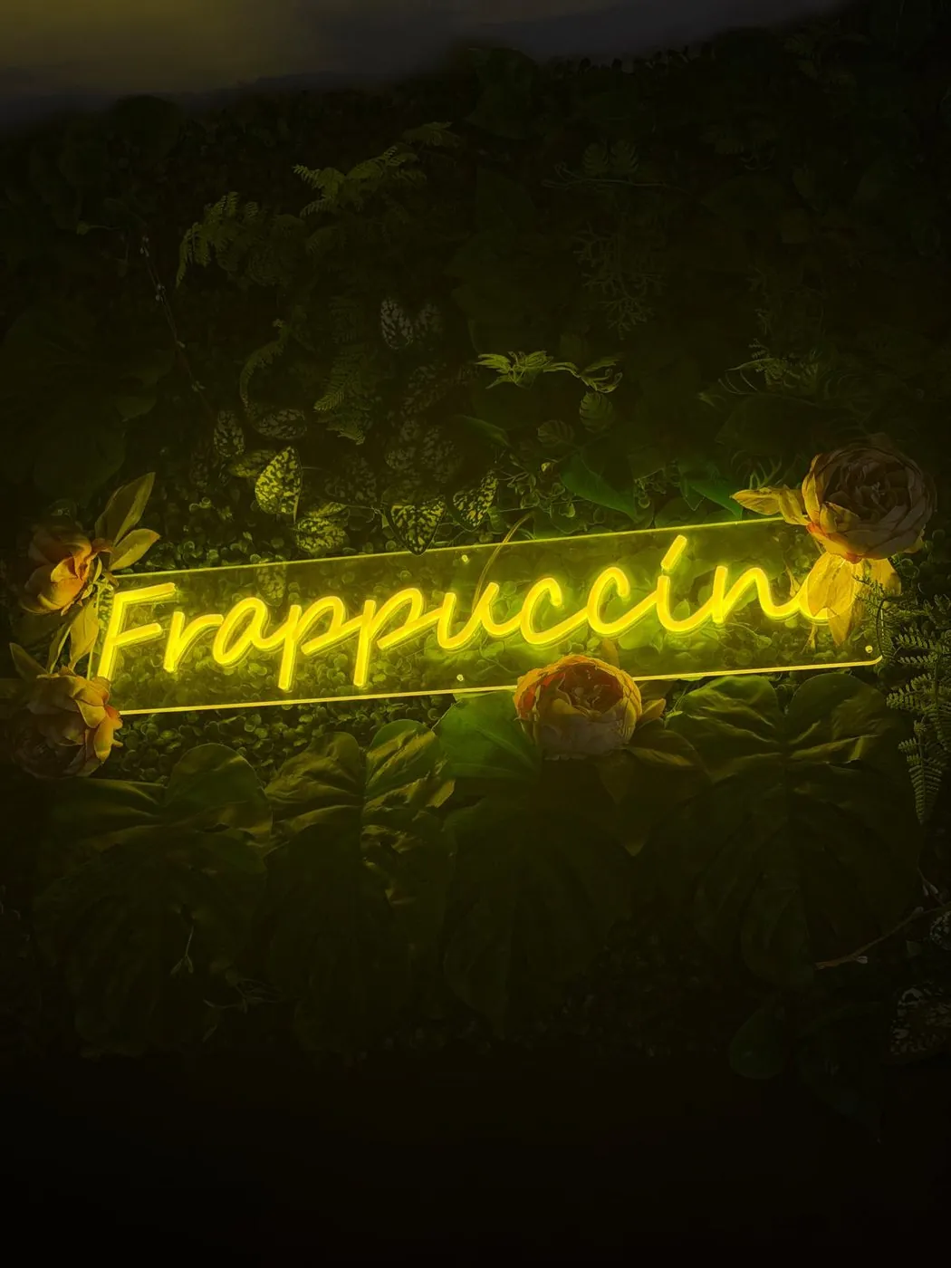 Neon “Frappuccino” op een plantenwand