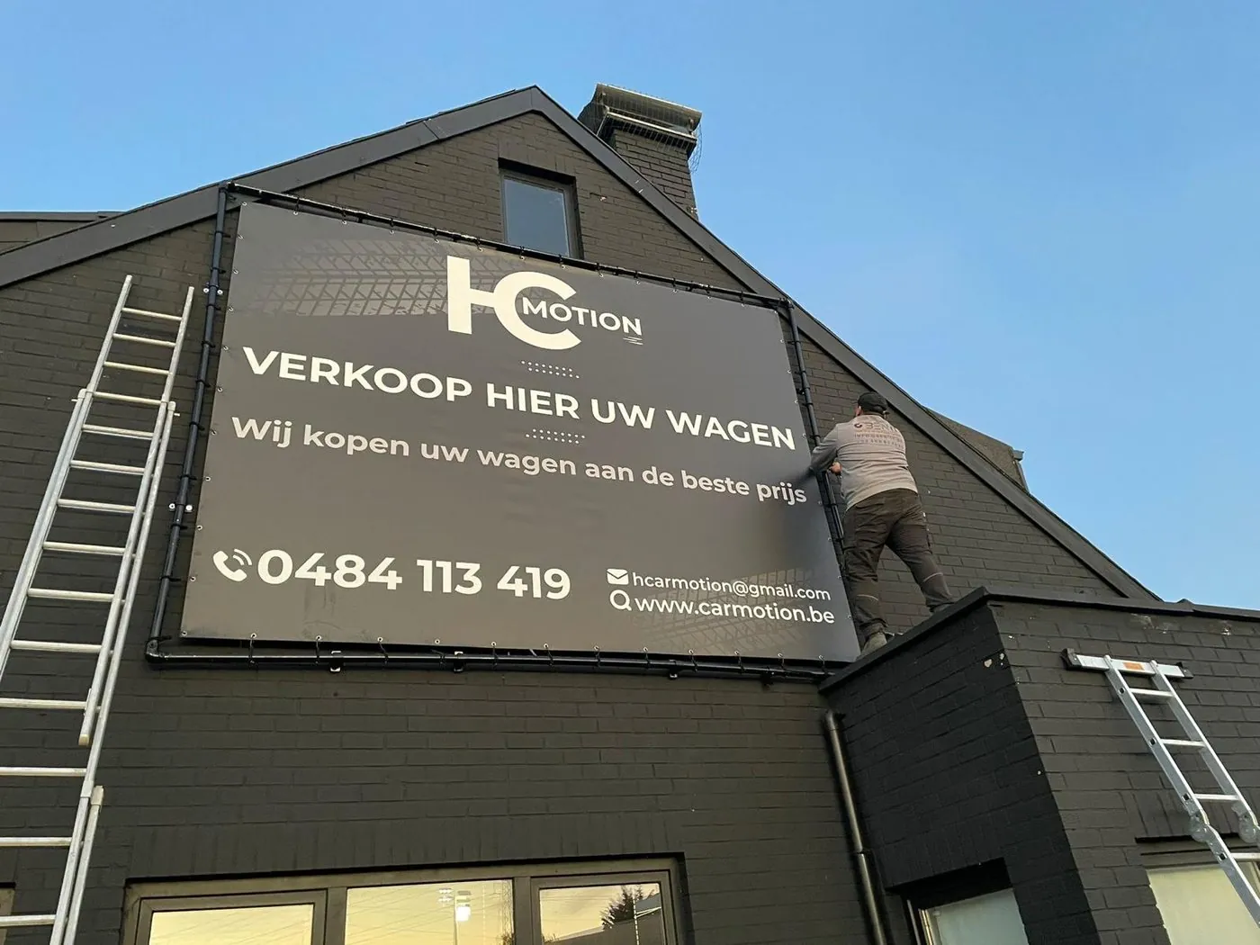 Groot spandoek in frame plaatsen voor HC Motion