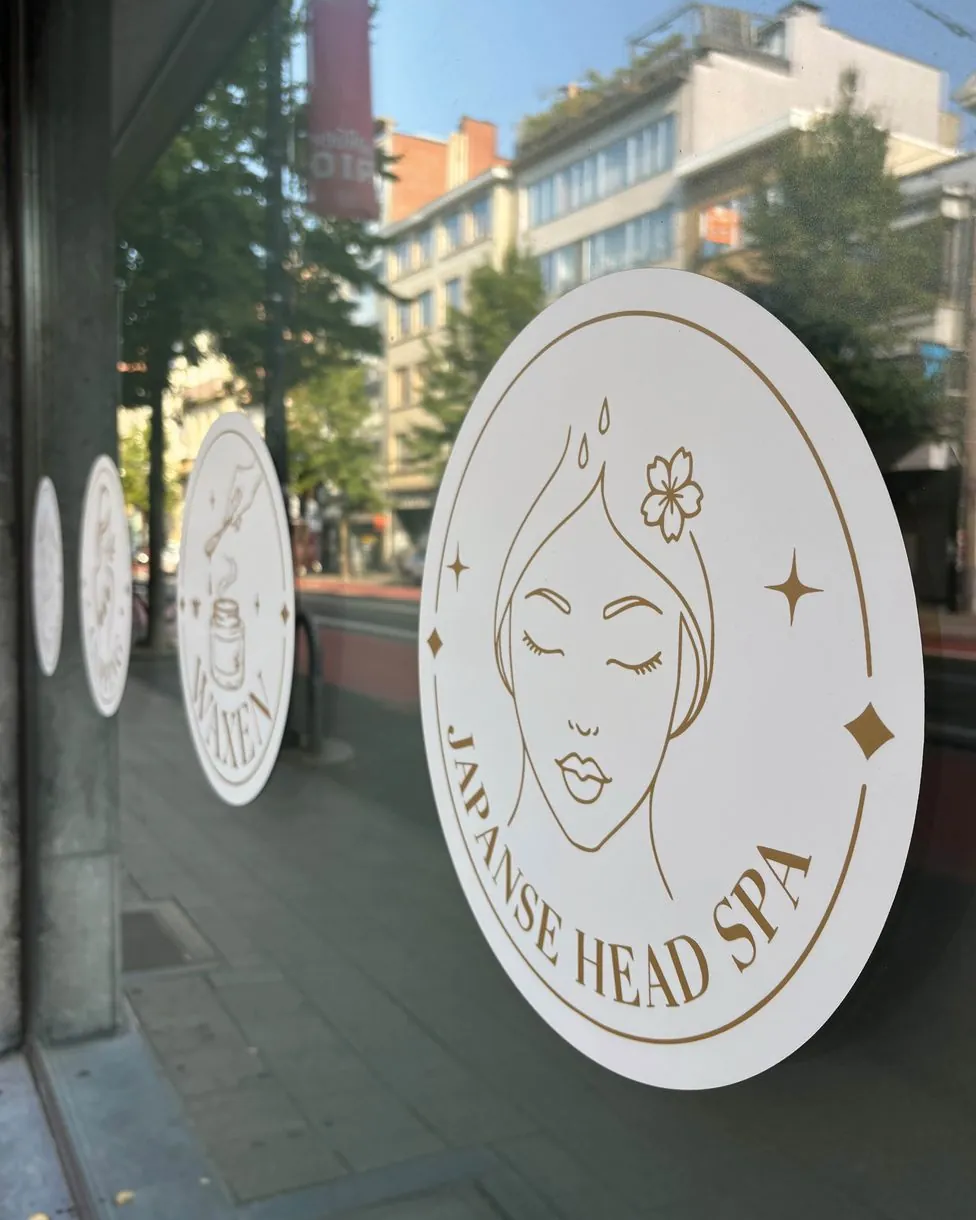 Raamstickers voor een Japanse head spa