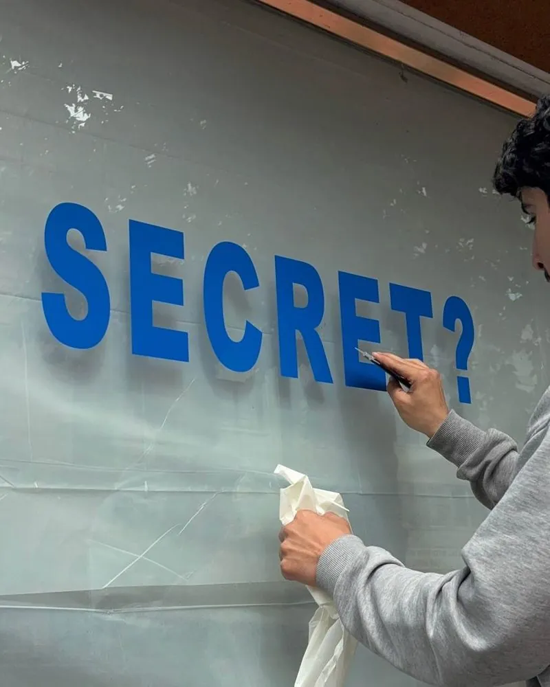Belettering aanbrengen op de etalage