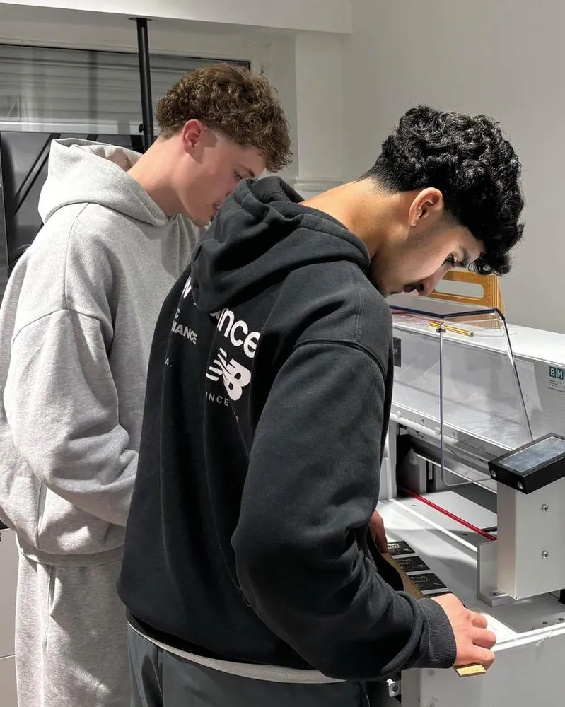 Onze stagiairs aan de snijmachine