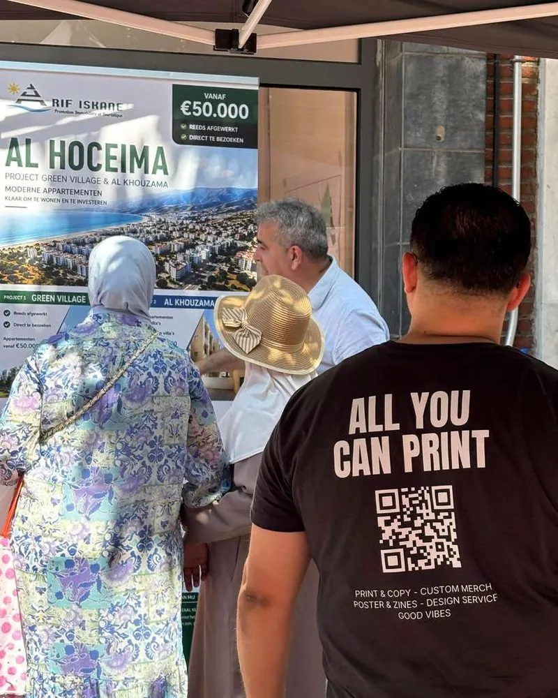Flyers uitdelen op een beurs