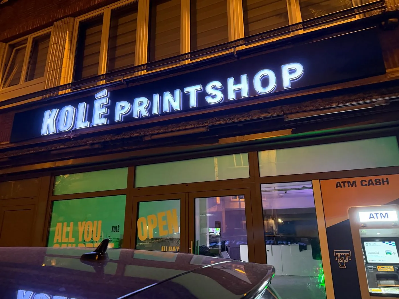 Lichtletters “KOLÉ Printshop” op onze eigen gevel
