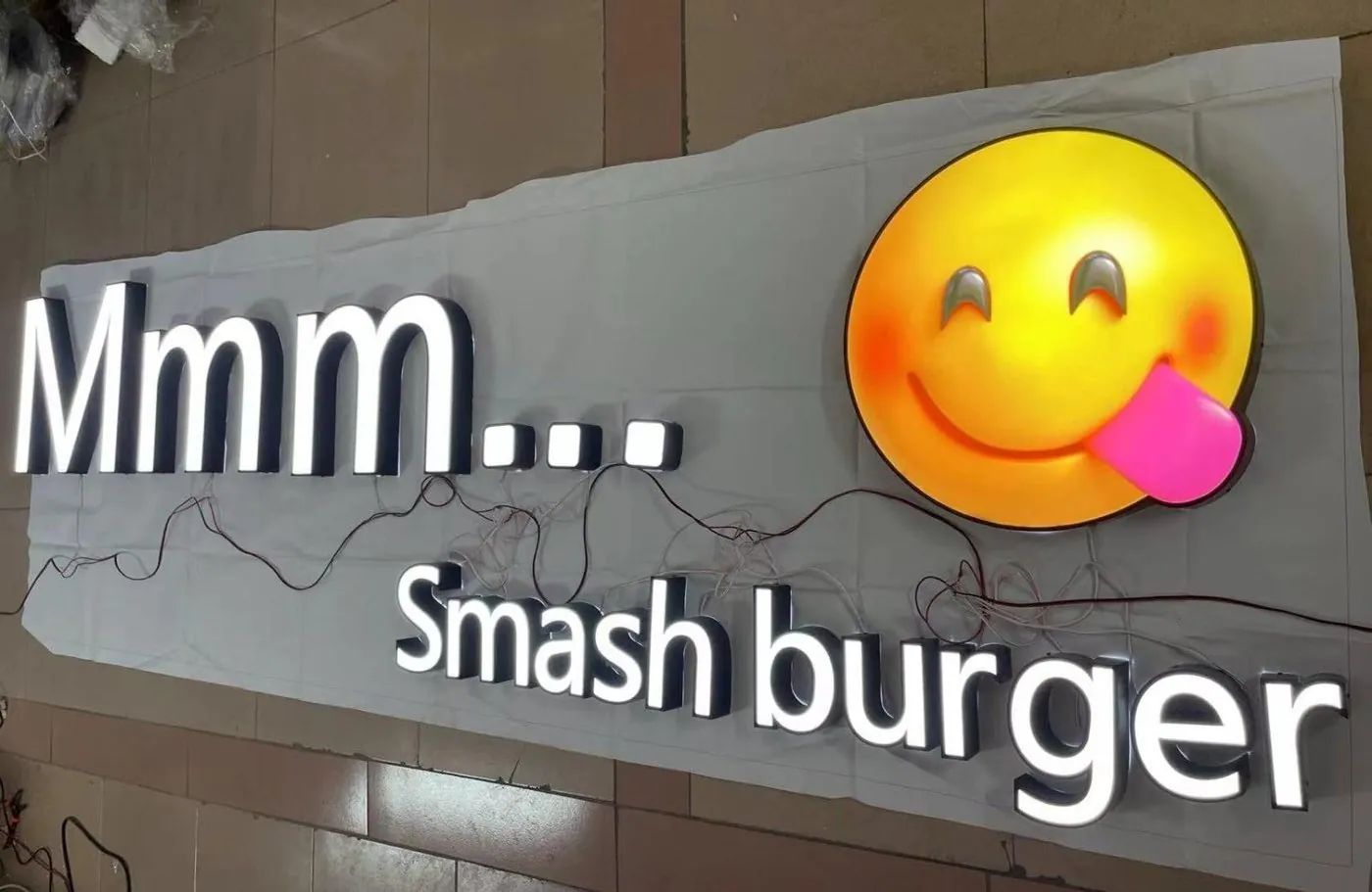 Lichtletters en lichtbak voor Mmm.. smash burger