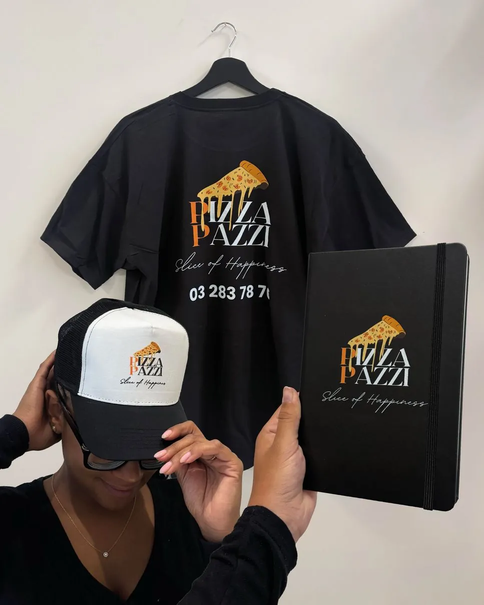 T-shirt, pet en notitieboek voor Pizza Pazzi