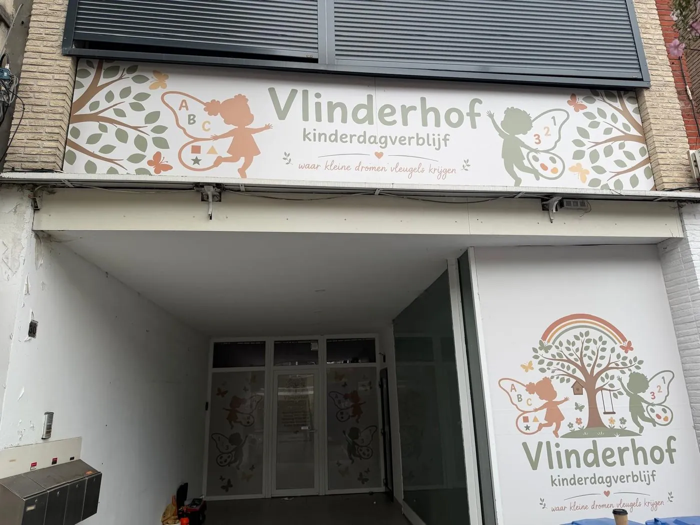 Gevelbekleding en raamfolie voor kinderdagverblijf Vlinderhof
